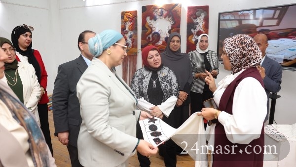 المستشارة أمل عمار تشهد معرض النسيج الذكي وملابس ذوي الاحتياجات الخاصة لرائدات أعمال جامعة كفر الشيخ
