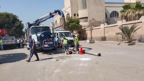 انهيار أرضي في شارع رئيسي بشبرا الخيمة.. ودفع فرق الطوارئ للموقع