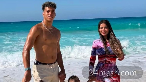 بالمايوه..زوجة إمام عاشور رفقة حماتها و أولادها