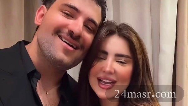 زوجة مسلم تثير الجدل بفستان ملفت برفقته