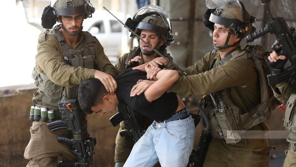 قوات الاحتلال تحتجز عشرة فلسطينيين على الأقل من مدن الضفة الغربية