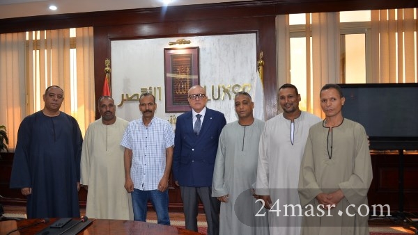 محافظ الأقصر يستقبل وفد أهالي جزيرة الكروم بإسنا ويبحث مطالبهم الخدمية والتنموية