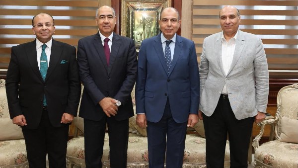 محافظ المنيا خلال اللقاء