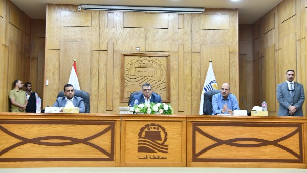 اجتماع محافظ قنا
