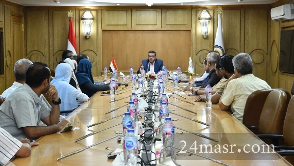 اجتماع محافظ قنا