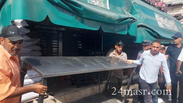 التعدي على نهر الطريق والأرصفة يهدد سلامة المواطنين ويعطل الحركة المرورية